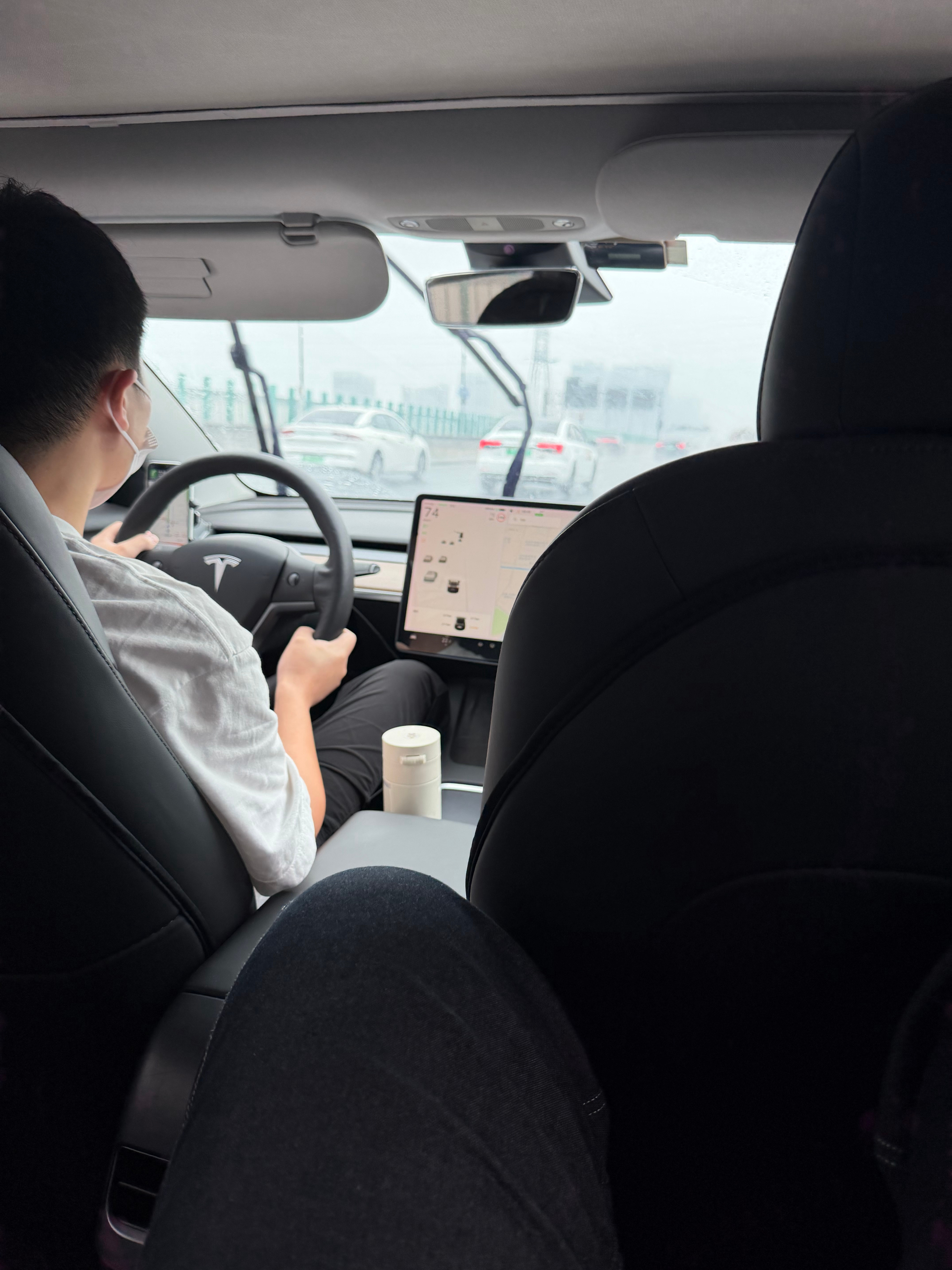 早上去机场叫车来了一台特斯拉Model3，我一看就知道惨了，后排头要顶到天窗，