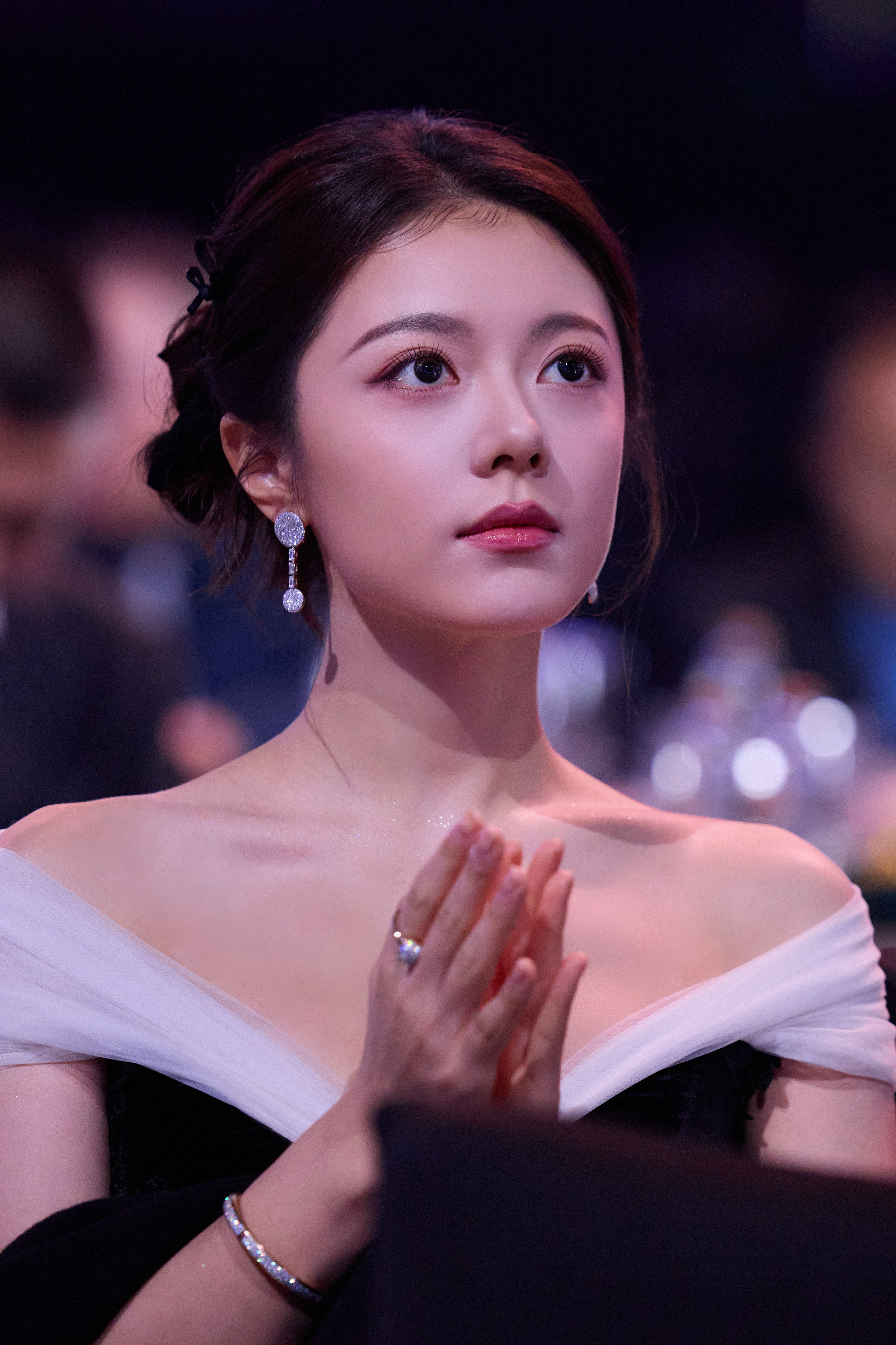 赵今麦黑白礼裙勾勒出优雅轮廓，轻纱与丝绒碰撞出浪漫与精致，盘发系着的黑丝带添