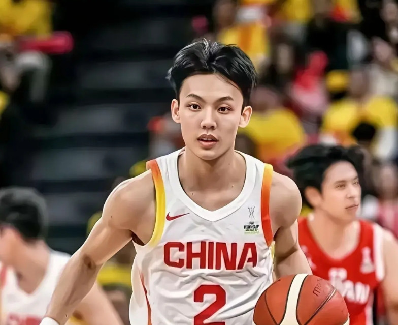不管是徐杰也好，杜峰也罢！一切以成绩说话！要是这次亚洲杯，成绩能比上一届好一点，