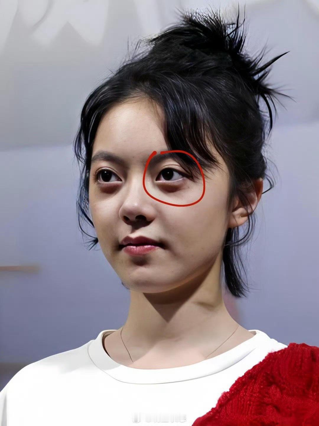 这姐到底凭什么演长公主李蓉。有人说，这姐脸大眼凸真的不适合古装，演出来特别像小孩