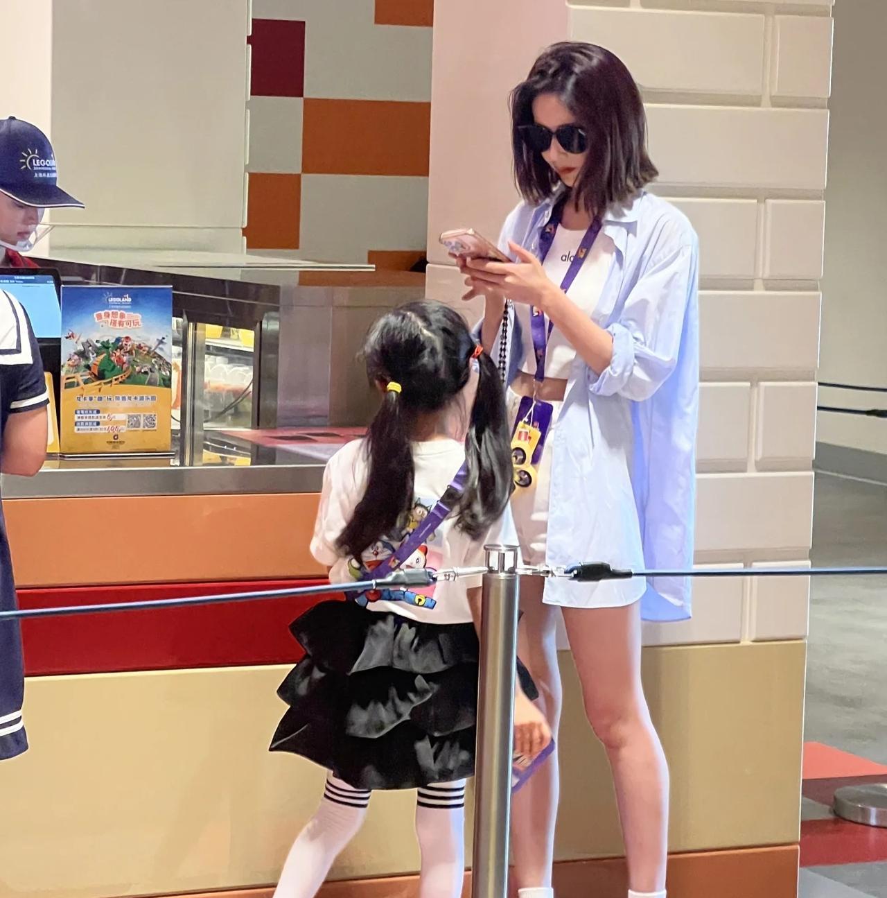 有网友在上海乐高乐园偶遇颖儿，她陪女儿在玩！女明星就是女明星，她真的高高瘦瘦，很
