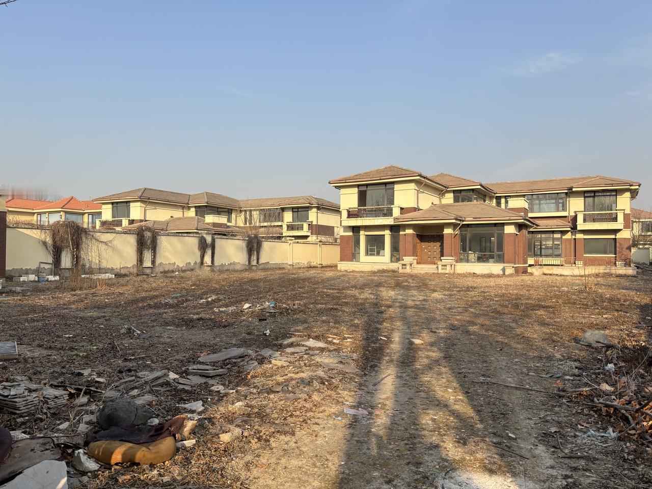 昨天去拜访住在“将府庄园”的一位朋友，这是一个别墅小区，坐落在大山子东北角的黄金