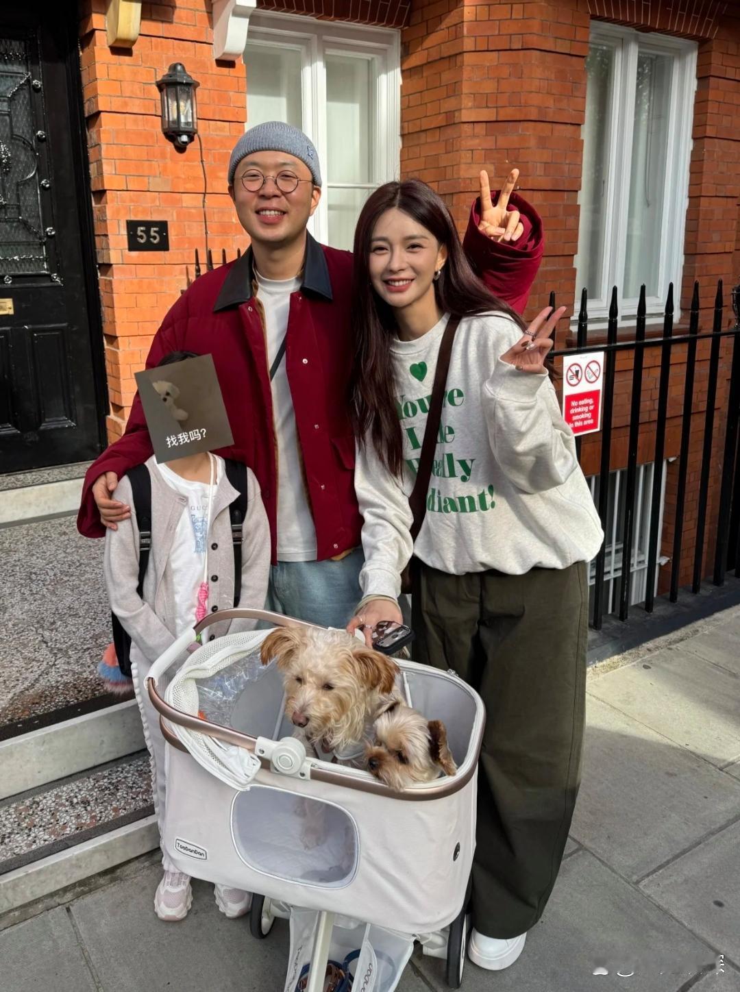 杜海涛和老婆沈梦辰现身英国伦敦街头，他们带着宠物狗外出逛街，看起来很开心！有钱人