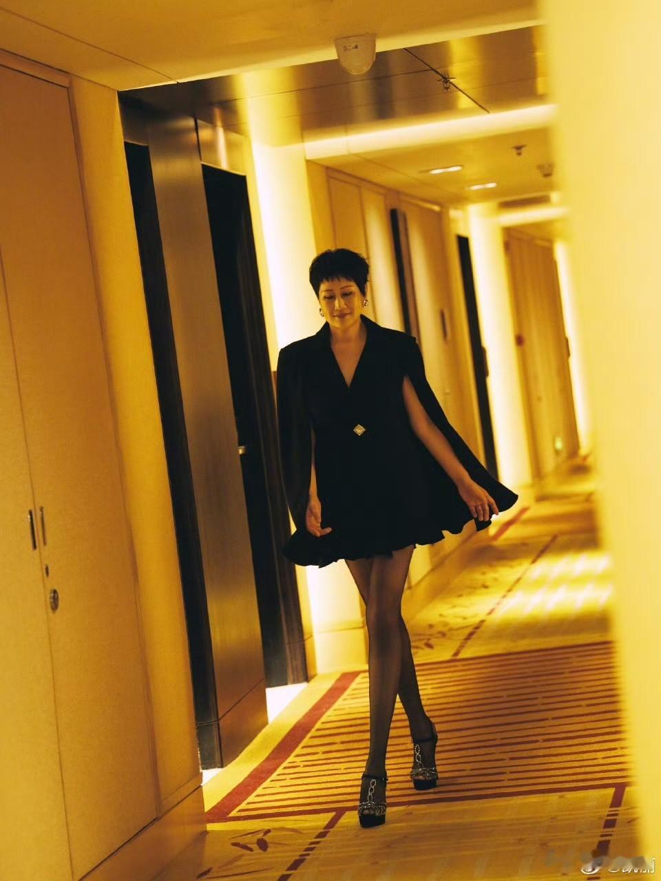 一边盯着63岁女星的黑丝造型挑刺，一边拿早过期的代言说事儿，结果张凯丽反手一篇回