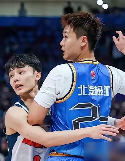 杨毅直接开炮了，说CBA后卫线盛行搓澡式防守，推搡拉扯全靠手上活。他点名赵继伟、高诗岩、孙铭徽、程帅