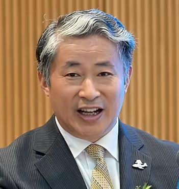 11月28日，日本大阪府议会一致通过了“谴责中国驻大阪总领事薛剑不当推文并要求道