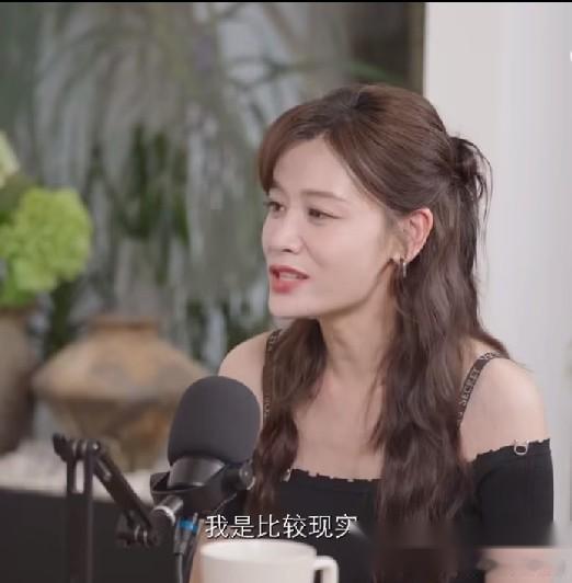 叶一茜，教会了女孩要现实！当年超女选秀大火，热度褪去，发新歌无人问津。她完全没