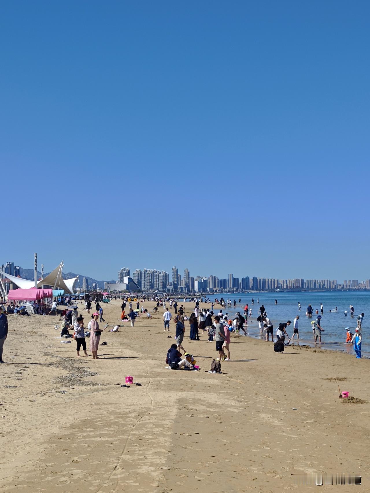 海滨漫步，这里是烟台金沙滩。秋日生活打卡季烟台海边漫步海滨秋景
