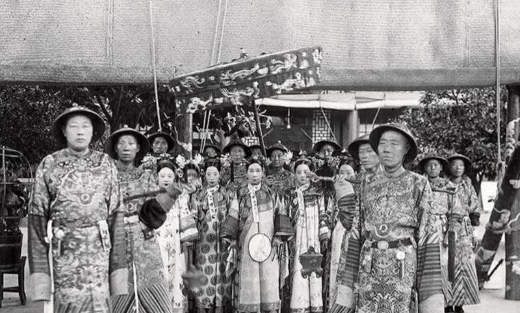 1900年，慈禧狼狈逃窜至山西首富家，临行时，慈禧让乔家借她10万两，乔致庸扑通