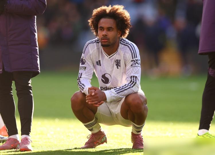 曼联这财务窟窿，真够头疼的。总转会费欠款4.22亿英镑，其中2.38亿得在一