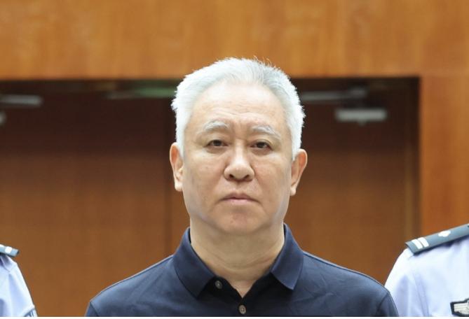 大家发现没有？许家印连眉毛都白了。六十八岁白头不稀奇，但六十八岁连眉毛都白了，真