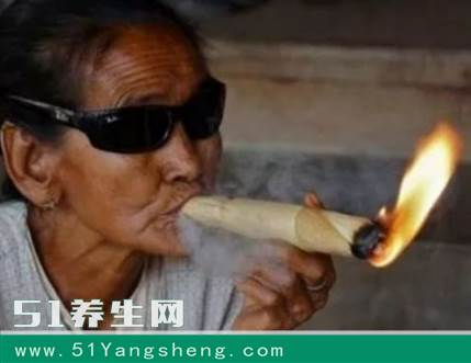 长期抽烟的人, 身体会出现4个改变!