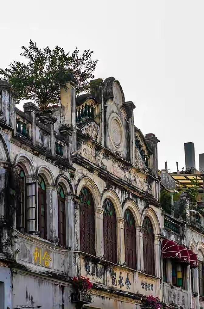 说实话，去了趟海口和三亚，我才发现：海南根本不是一个省，是两个人。海口像你那