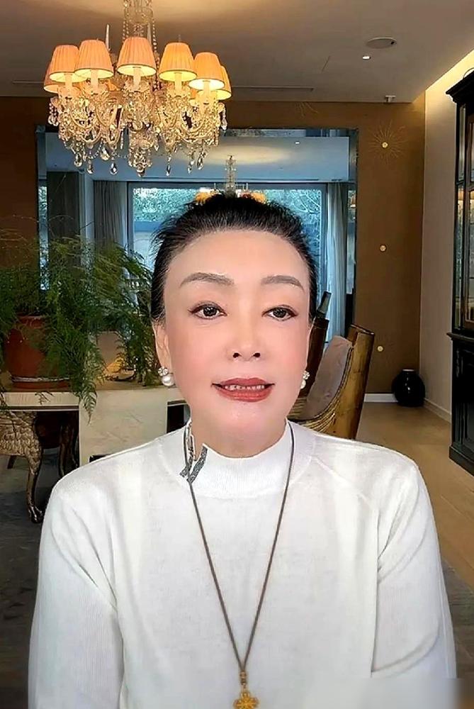 马筱梅把评论区关了，彻底。昨晚汪小菲连发三条动态，隔着屏幕都能闻到那股子焦躁的火