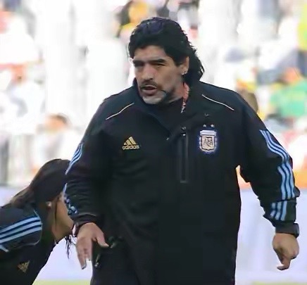 战神巴蒂说，梅西很强，但他身上没有马拉多纳那种气质，马拉多纳的个人魅力和感染力是