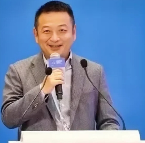 为了鼓励大家多生娃，人口专家梁建章曾提出了一个大胆的方案：一孩家庭每个月补贴10