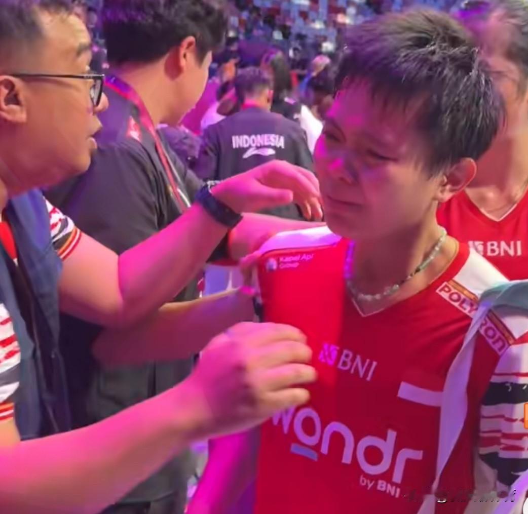 印尼队赛后哭成一片[哭哭][哭哭]，无缘决赛，俩女双小将拉马丹蒂、阿玛利亚女双哭