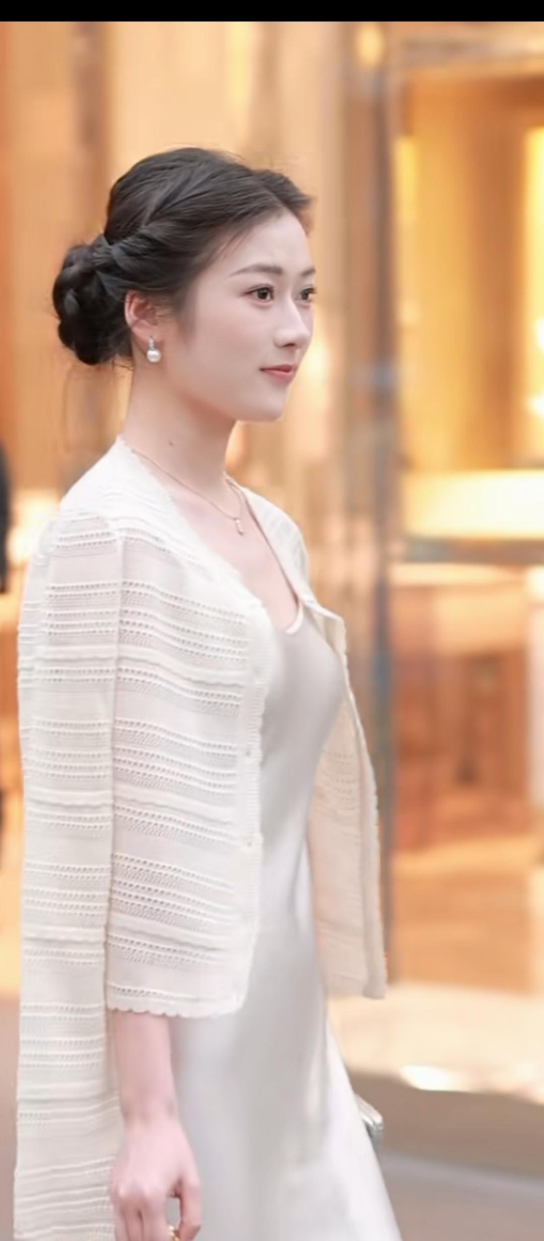 优雅气质，温柔如水，浅浅微笑，岁月静好。