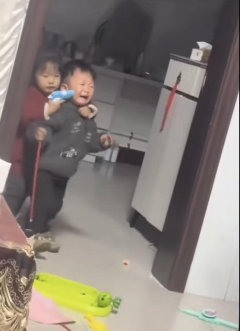 今天刷到这个图片很搞笑.这个小女孩“挟天子以令诸侯”表情淡定从容[捂脸哭][捂