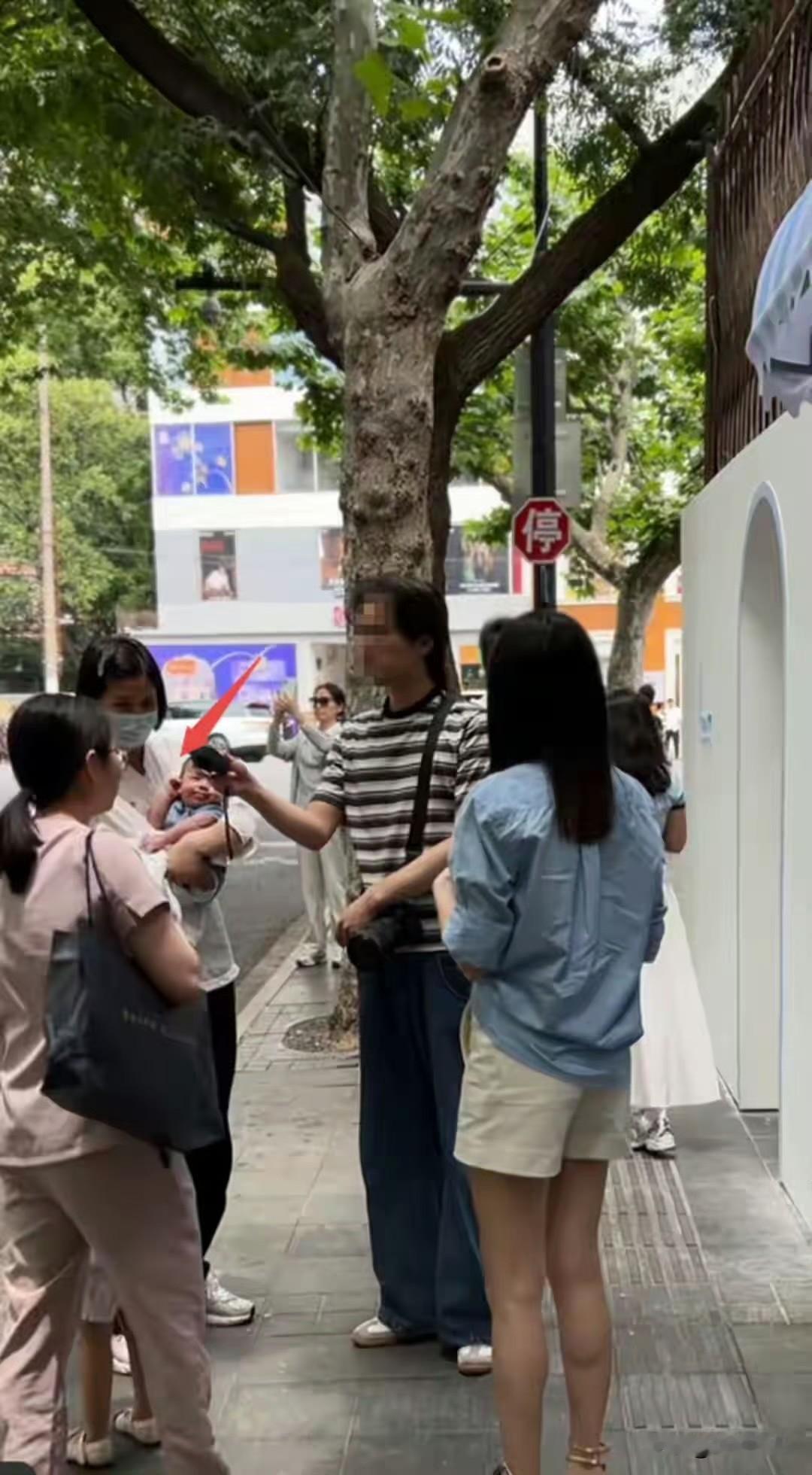 程晓玥出月子带儿女逛街，身材已恢复到孕前，两位阿姨随行超惬意！