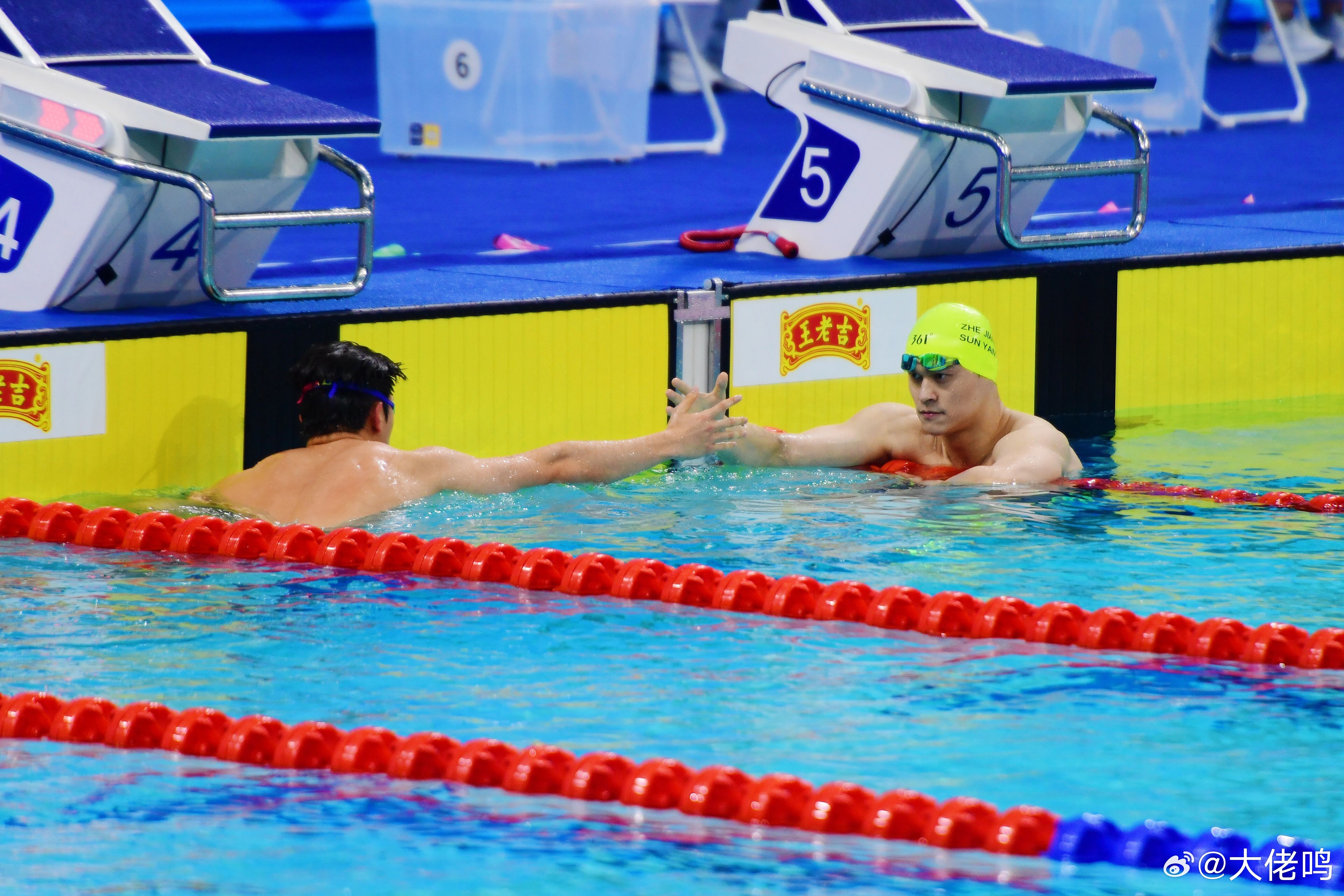 潘展乐孙杨握手孙杨今晚出战两项决赛今晚有好戏看了！男子400米自由泳预赛中孙杨、