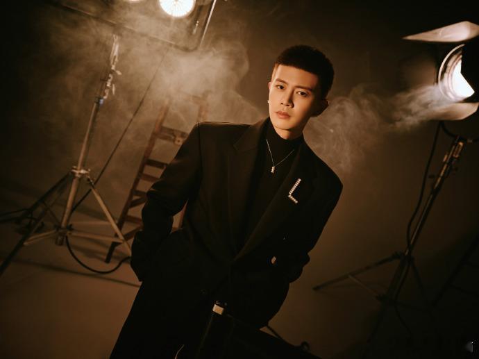 眼神戏任嘉伦没输过何贤在换美元时的态度，让我感受到任嘉伦演技的层次。虽然表面上他