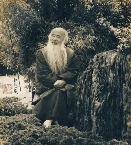 1963年的香港，张大千面对奉命前来劝他回国的女儿，忍不住厉声斥责：“穷死饿死那