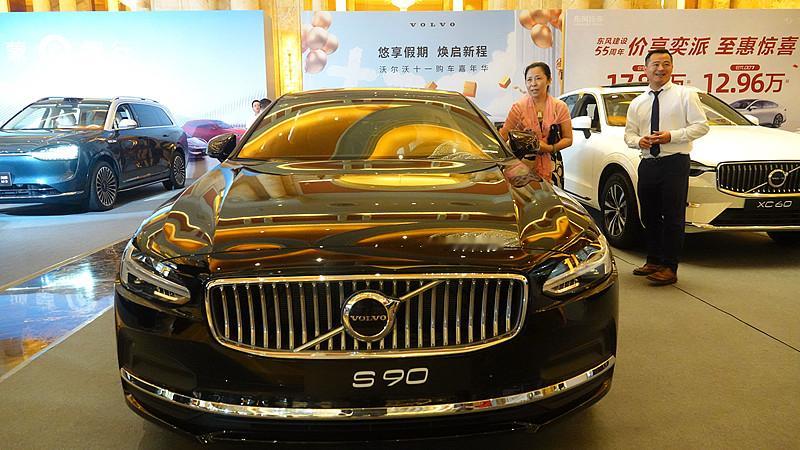 以前40万左右才能看的沃尔沃S90，现在4S店已经有人报到22万左右了。官网起售价还挂着40.69万