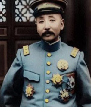 1894年，张作霖去于六家喝酒，中途于六去放水，谁料于六的小老婆二兰子竟然直接扑