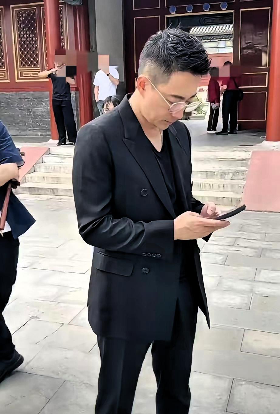 小菲要飞,他得去台湾,看他的孩子,箖箖玥儿在那,大约十天一次,构成两周