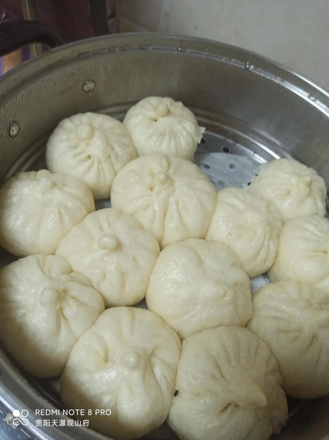 前几次在家做了肉馅的包子，感觉还不错。在制作过程中，为了更健康营养，放弃了泡打粉