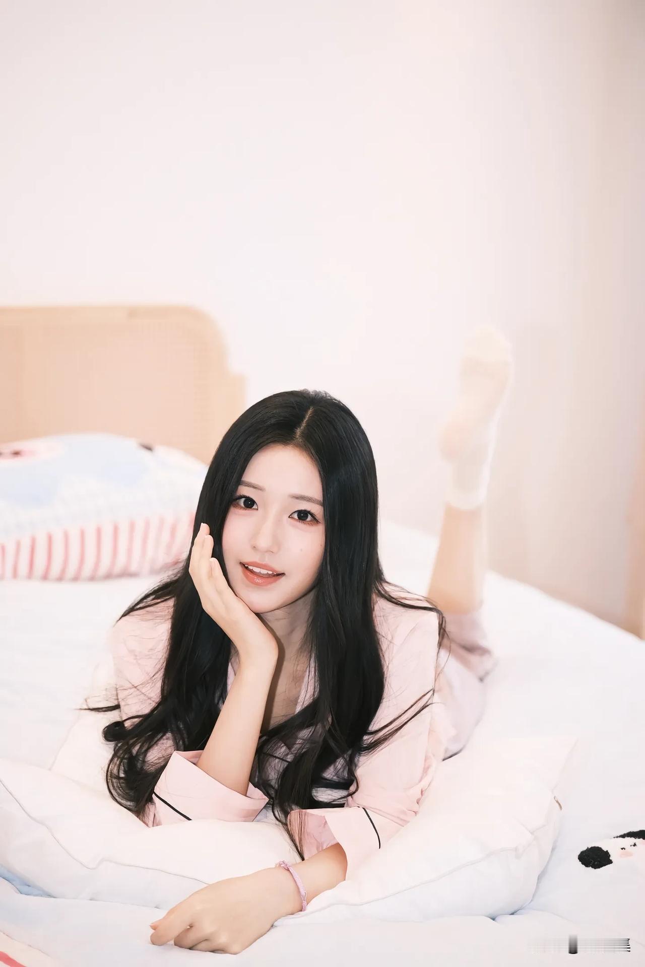 少女心满满，粉色睡衣，慵懒的午后时光💕