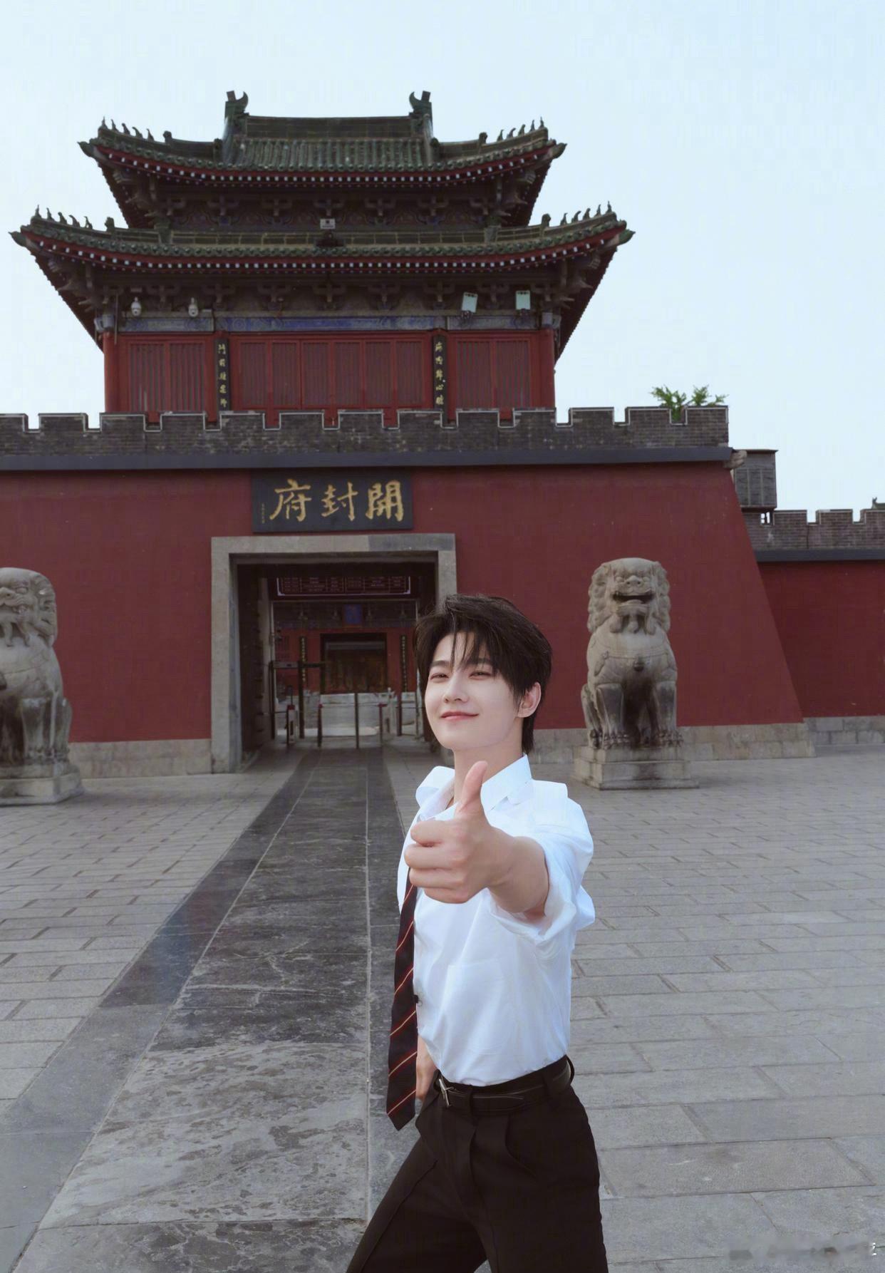 1.杨洋现在还是很依赖团队的，和经纪人之间的关系也很清白且正常，对方性取向不影响