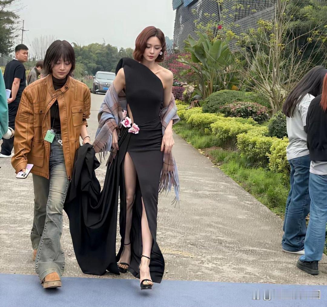 沈梦辰氛围感拉满，颜值气质格外出众，一袭风采惊艳众人，妥妥的全场焦点。