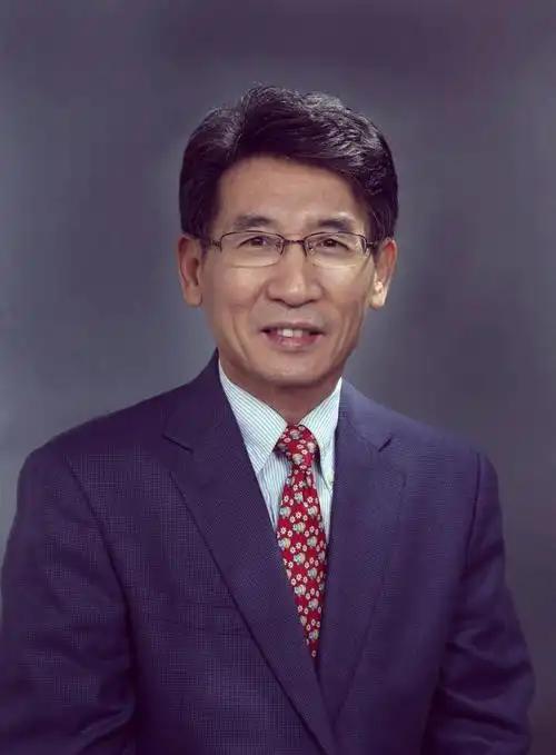 说句不中听的大实话：过去100多年，诺贝尔物理学奖的主场几乎被欧美包揽，华人拿奖