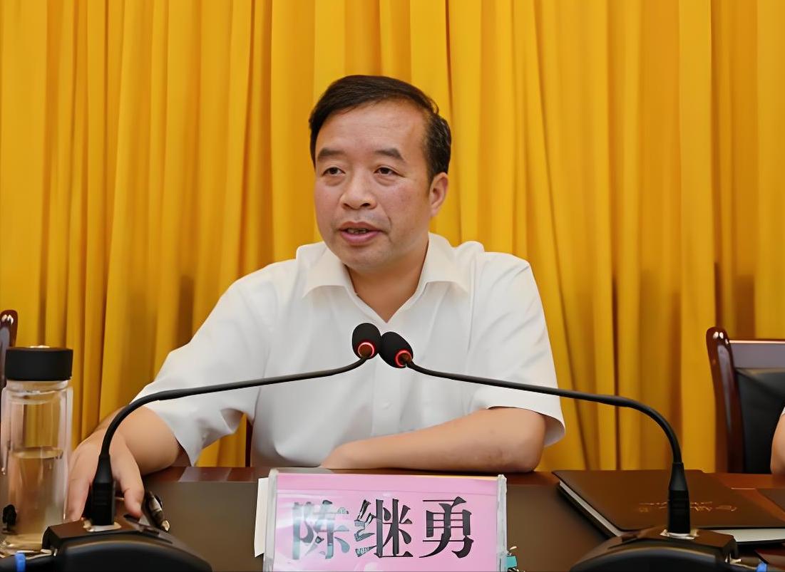 广西一天内同时调查两名厅干，一正一副，一名任上被查，一名退休多年后被查。分别是广