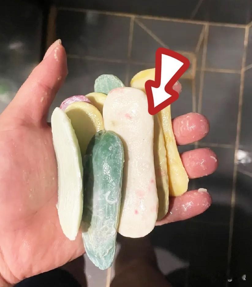 我妈有个雷打不动的习惯，坚持了30多年。就是洗澡，从来不用沐浴露，从头到尾