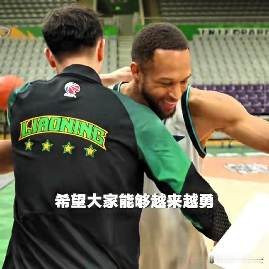 赵继伟不愧是辽宁男篮领袖，圣诞节赶时髦，亲自掏腰包，给所有队友和工作人员送礼物，