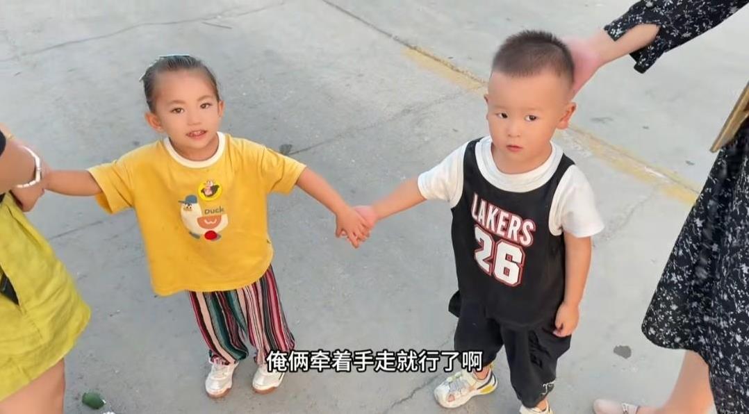 借着上次二狗跟王厂长一家，一起出门买海鲜的机会，两个小朋友杨三狗跟小光头，又在时