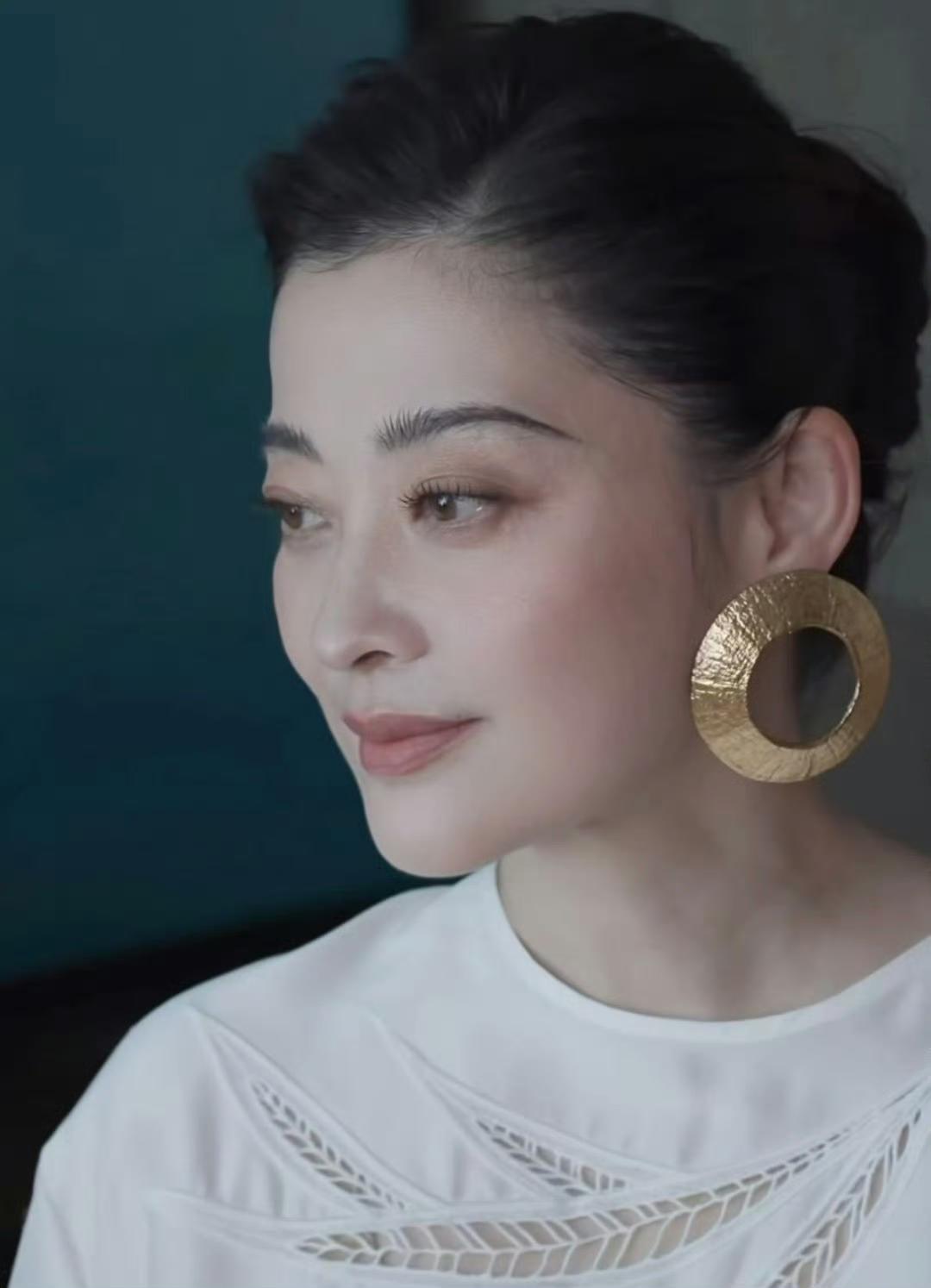 梅婷，一种素净的美，连眼角的细纹都透着温婉。​​​