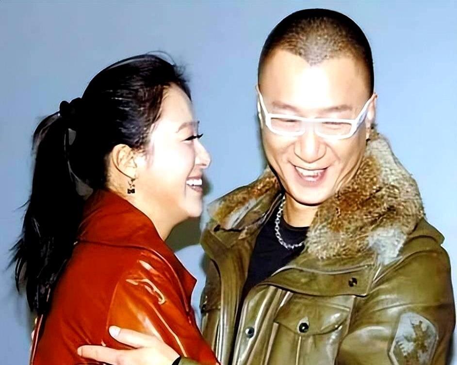 谁能想到《潜伏》里那场经典吻戏，藏着这么多“专业细节”？沈傲君为保情绪真实，