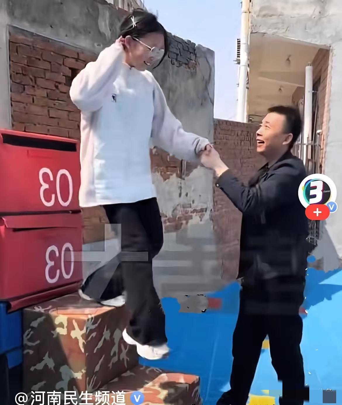 河北一位校长，他让女学生站在楼梯阶上，说“你拽我上去”，女生自然拽不动，可校长轻