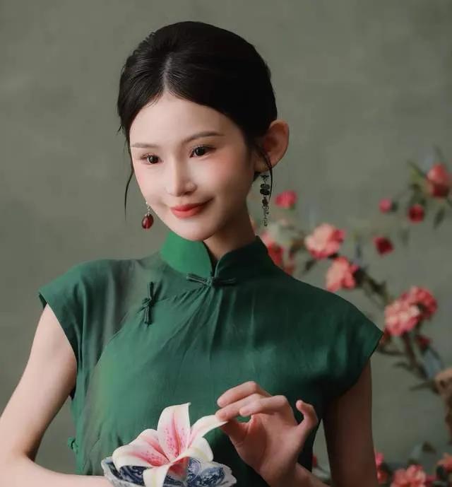 百万吃播网红“莹莹”去世，仅24岁，知情人曝原因，长期大油大盐百万粉丝吃播网