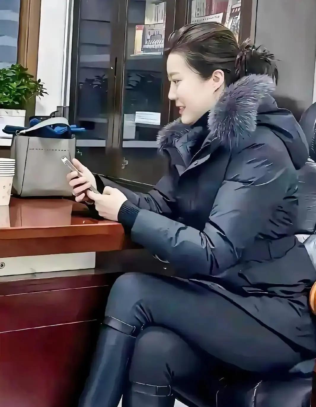 这是我们办公室主任今年45岁，身高173，长的漂亮性格开朗人很随和；做办公室主任