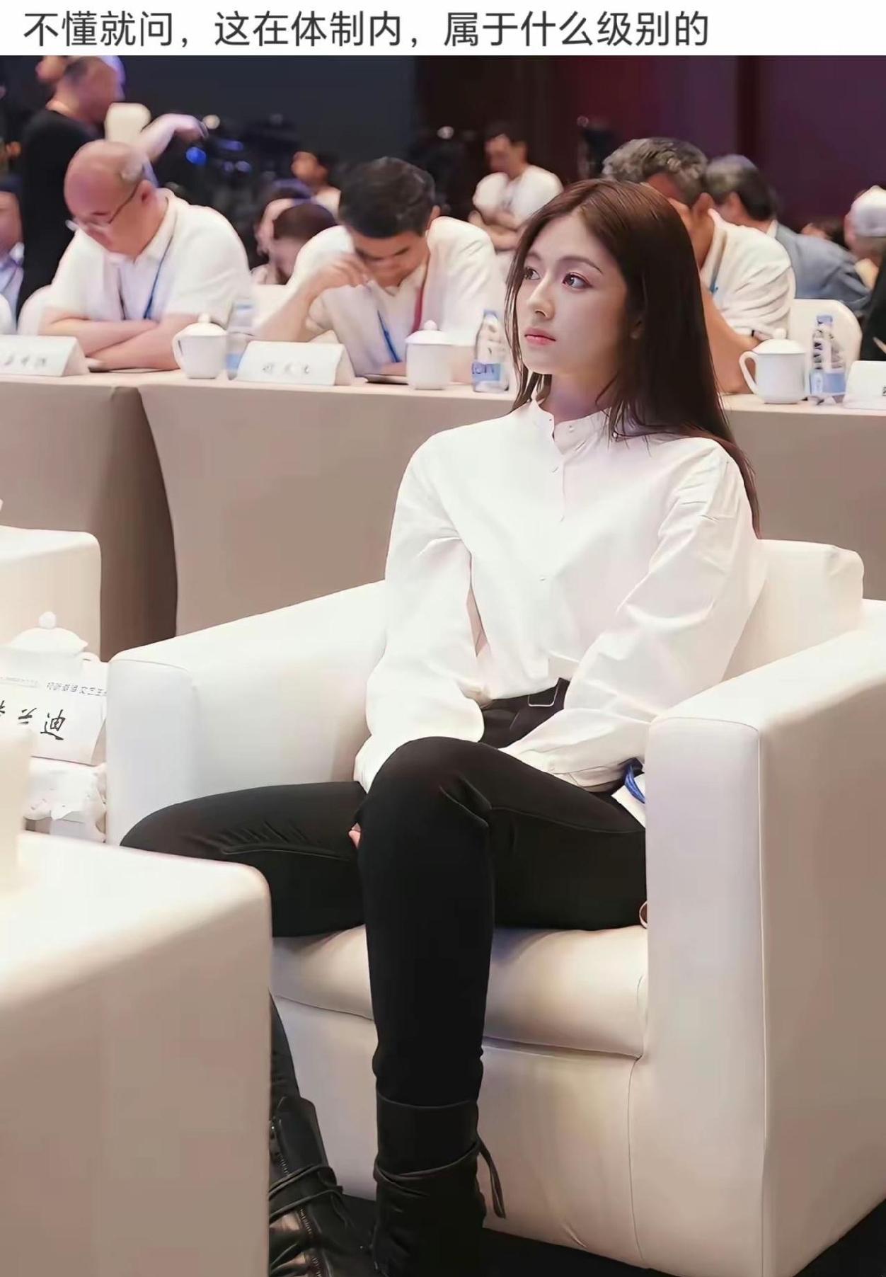 李兰迪什么时候让人感觉到这么高挑，以前看电视都说她长得低，这看着一点也不低呀，这
