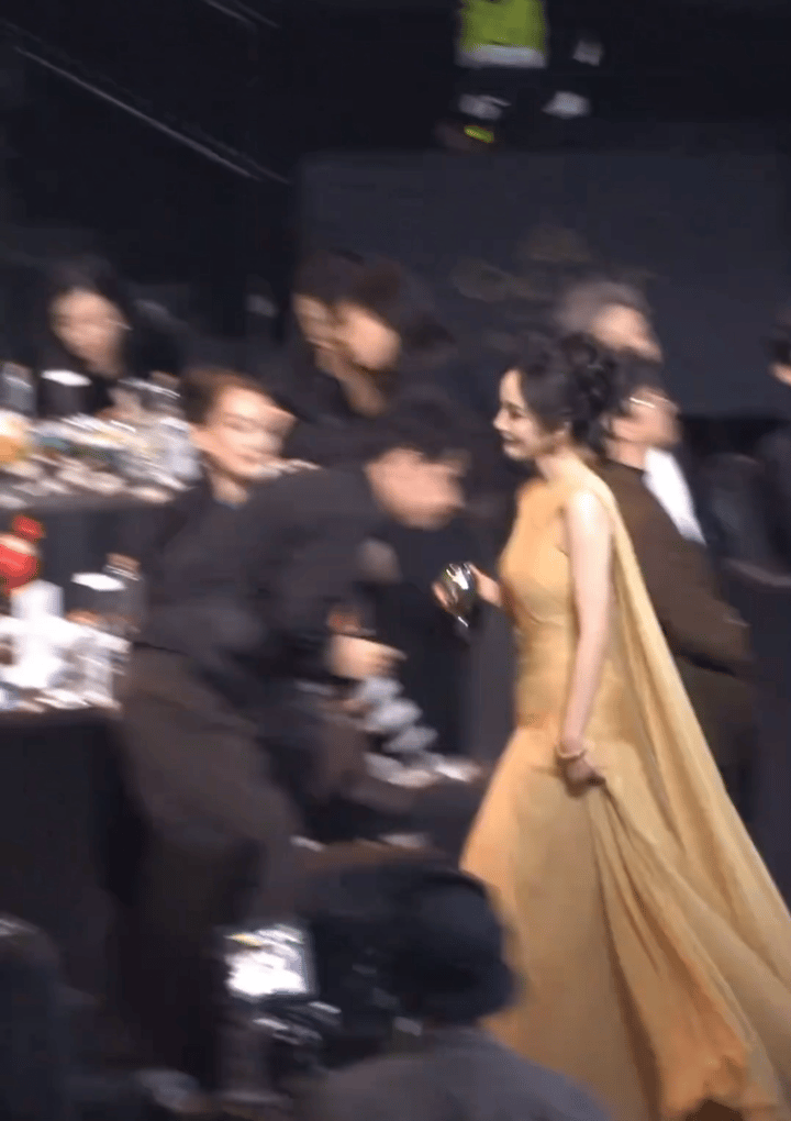 见过杨幂真可爱一面的人应该都知道她这是在装可爱人老心不老杨幂应该忘记自己女