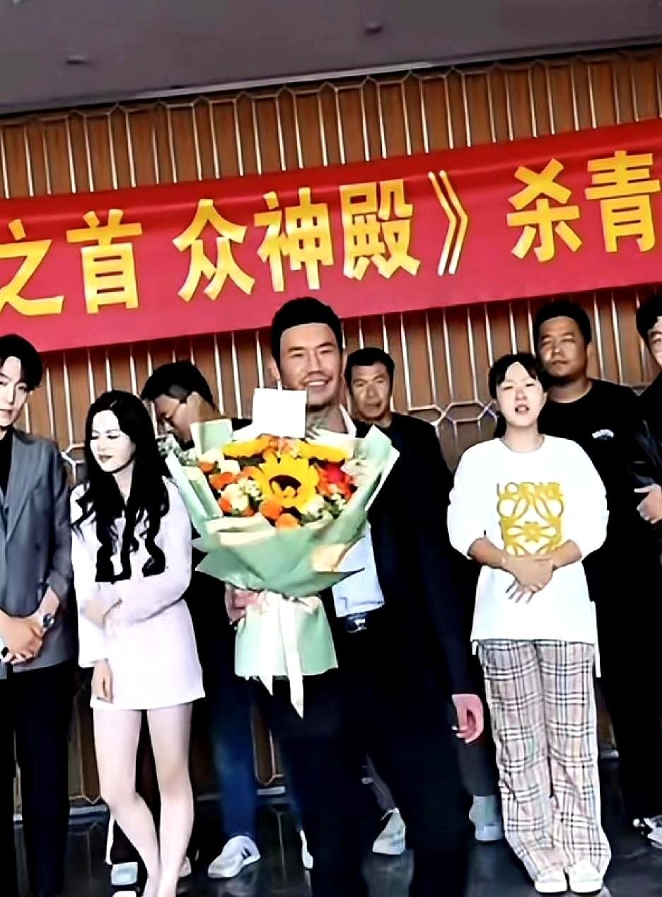 演员谢孟伟真的要把全国网友笑到肚子和腿抽筋他自拍自导自投的上亿电影《众神殿》