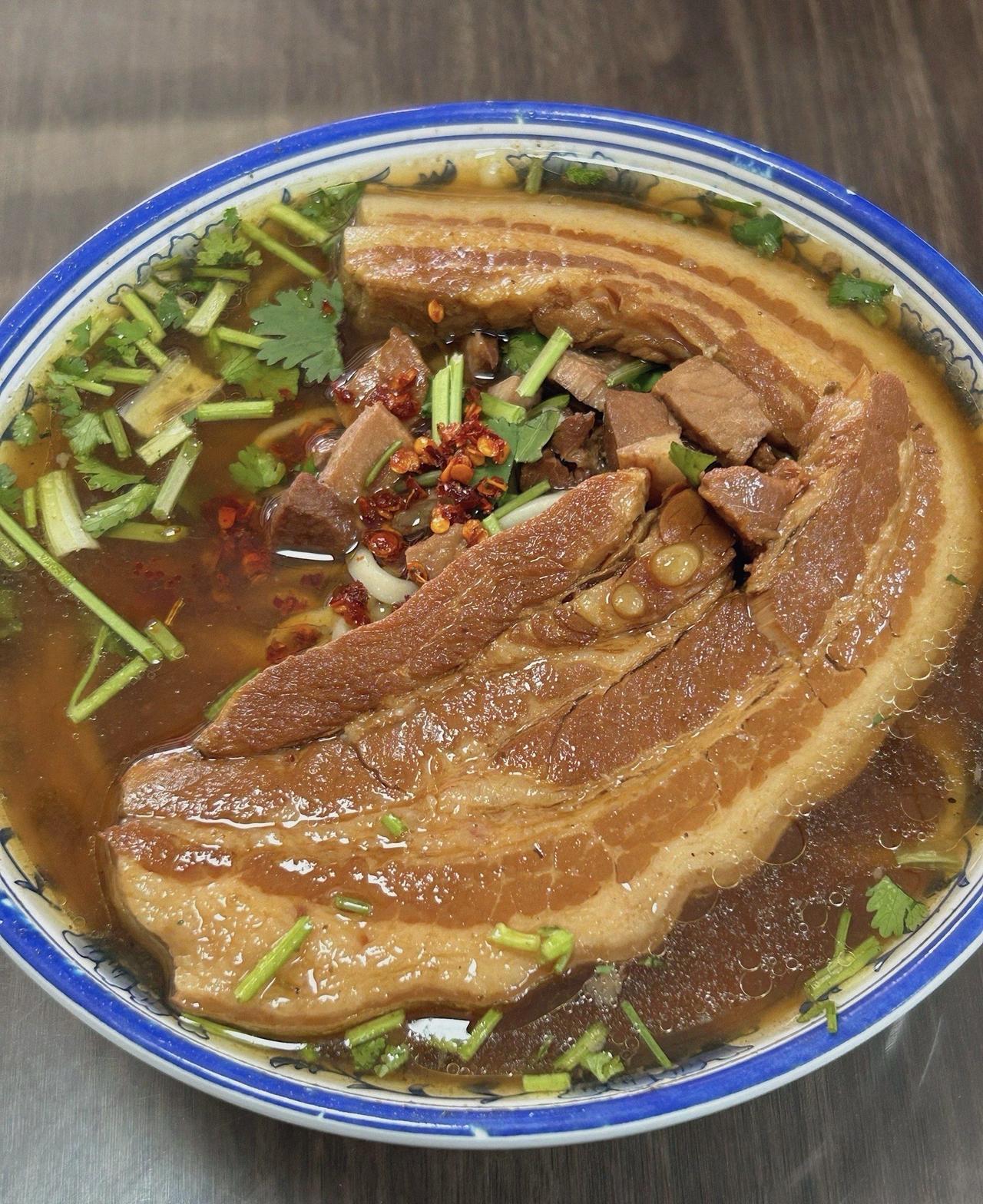 以前猪肉贵的时候，猪肉涨到20多块钱，30块钱一斤的时候，一块大肉卖8块钱，现在