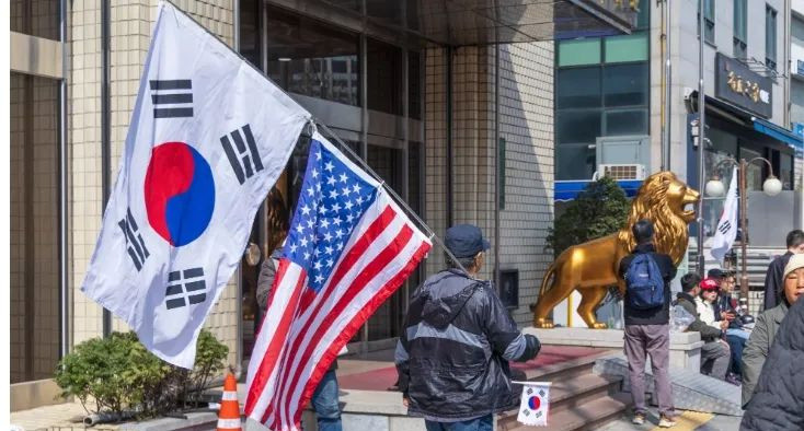 韩国反华游行，烤肉店老板哭了我真是气炸了！韩国街头最近简