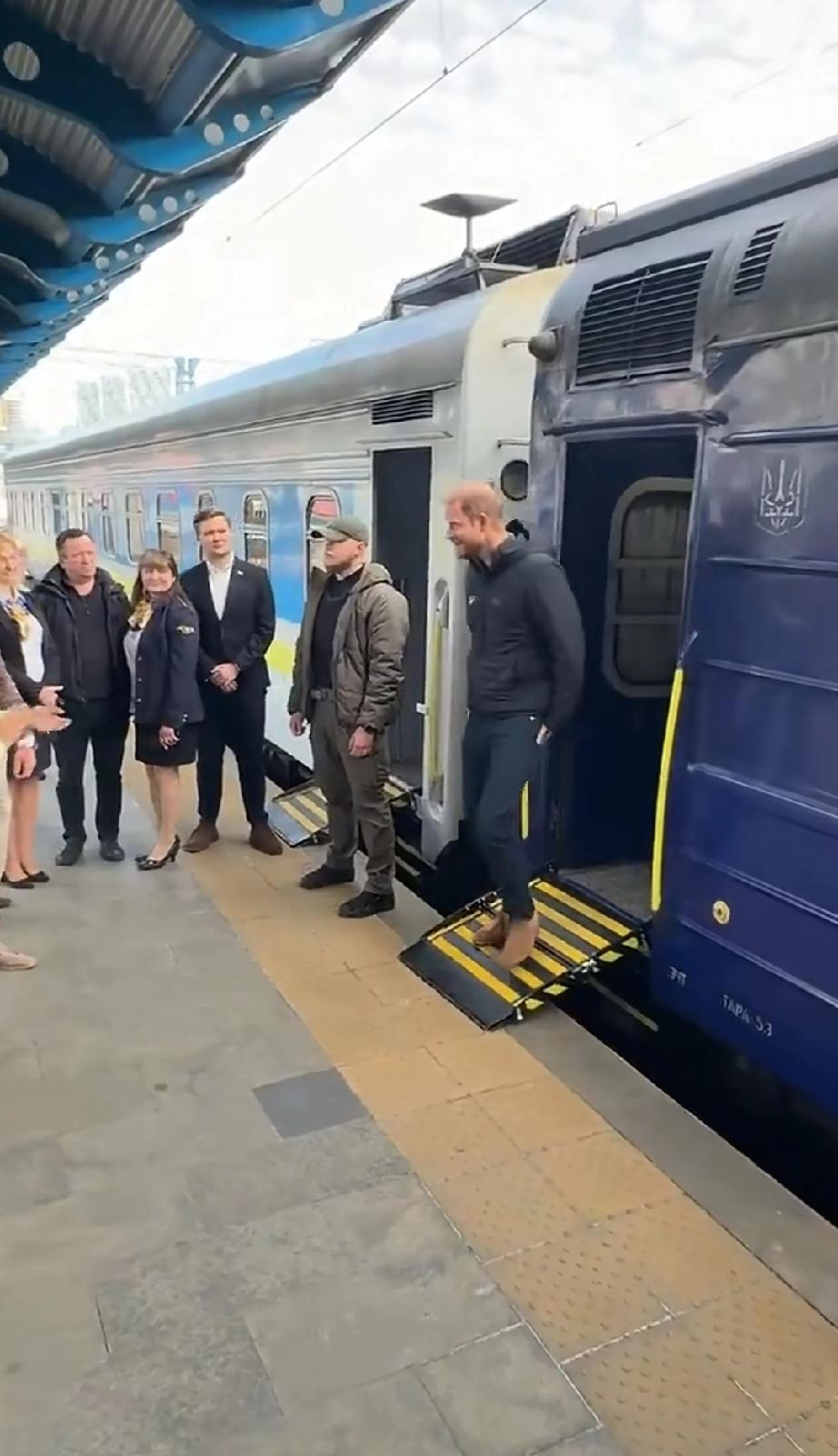 英国哈里王子突然到访乌克兰基辅，受到隆重欢迎。有一些人名义上是王子，其实是个老百